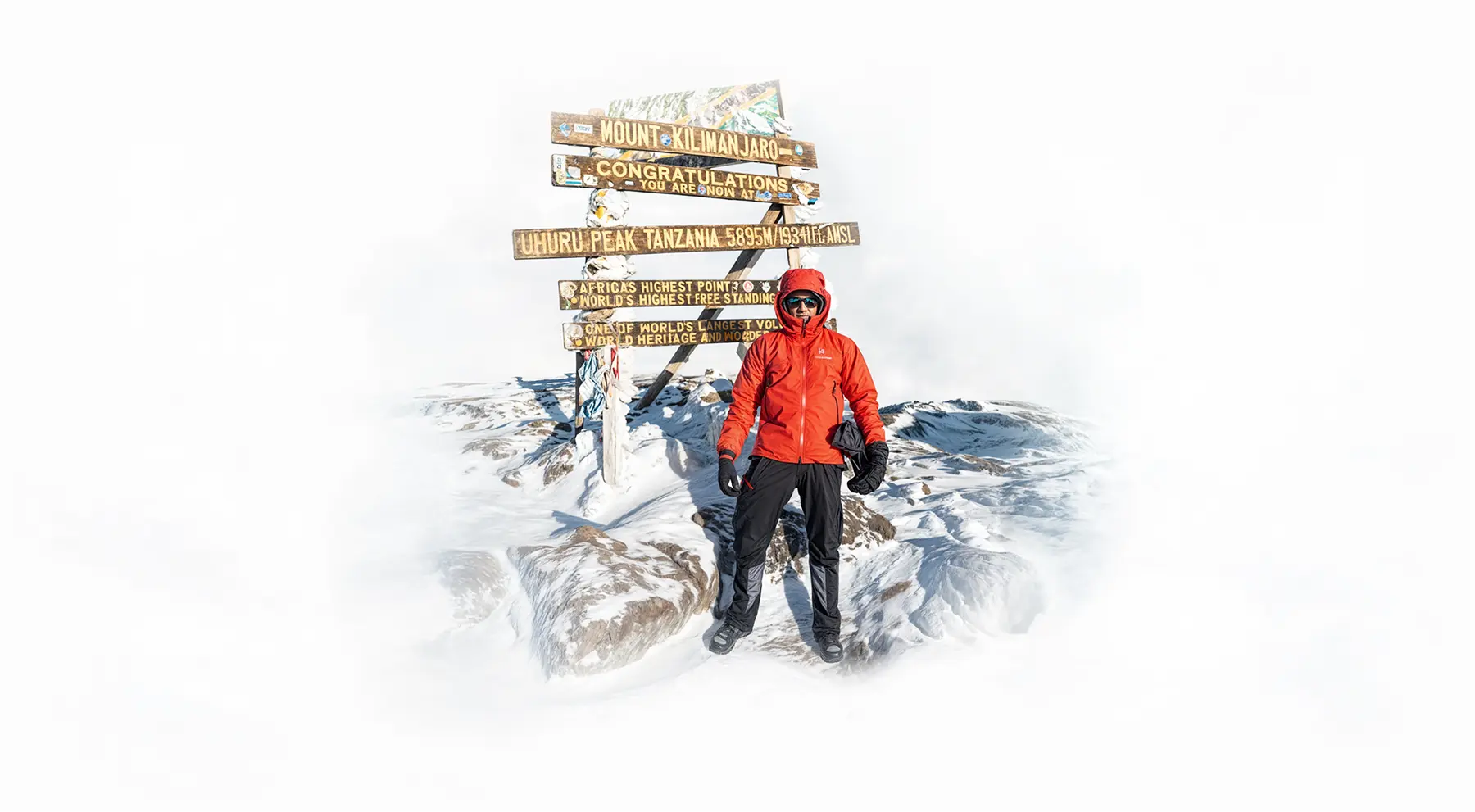 Kāpējs pie Uhuru Peak virsotnes zīmes Kilimandžāro Kāpējs pie Uhuru Peak virsotnes zīmes Kilimandžāro
