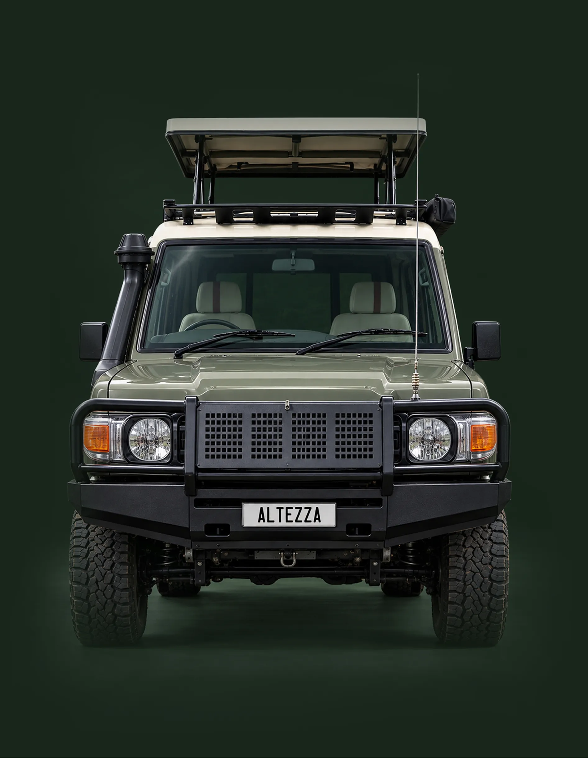 Altezza safari Land Cruiser no priekšpuses ar paceltu jumtu