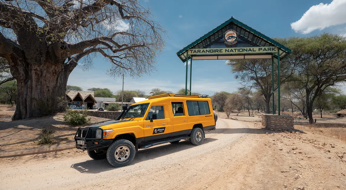 Altezza Travel safari džips pie ieejas vārtiem Tarangires nacionālajā parkā